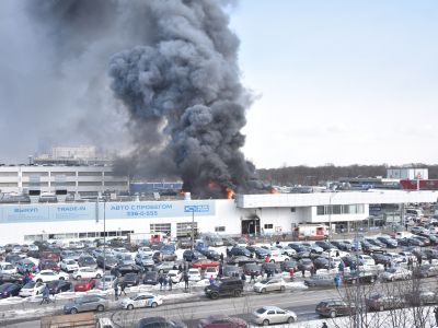 Пожар в автосалоне в Петербурге. Фото: vk.com/spb_today Пожар в автосалоне в Петербурге. Фото: vk.com/spb_today